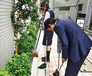 「緑化運動」歩道の花壇を清掃